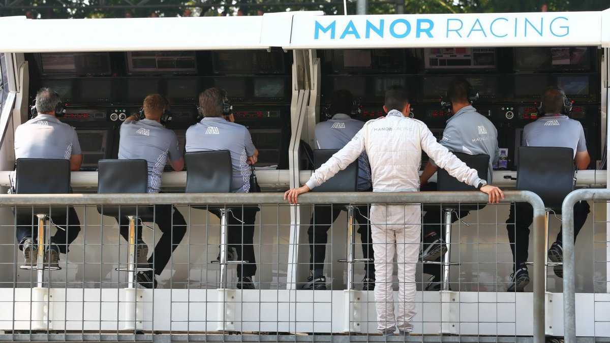 Pitwall týmu Manor v kvalifikaci na Monze
