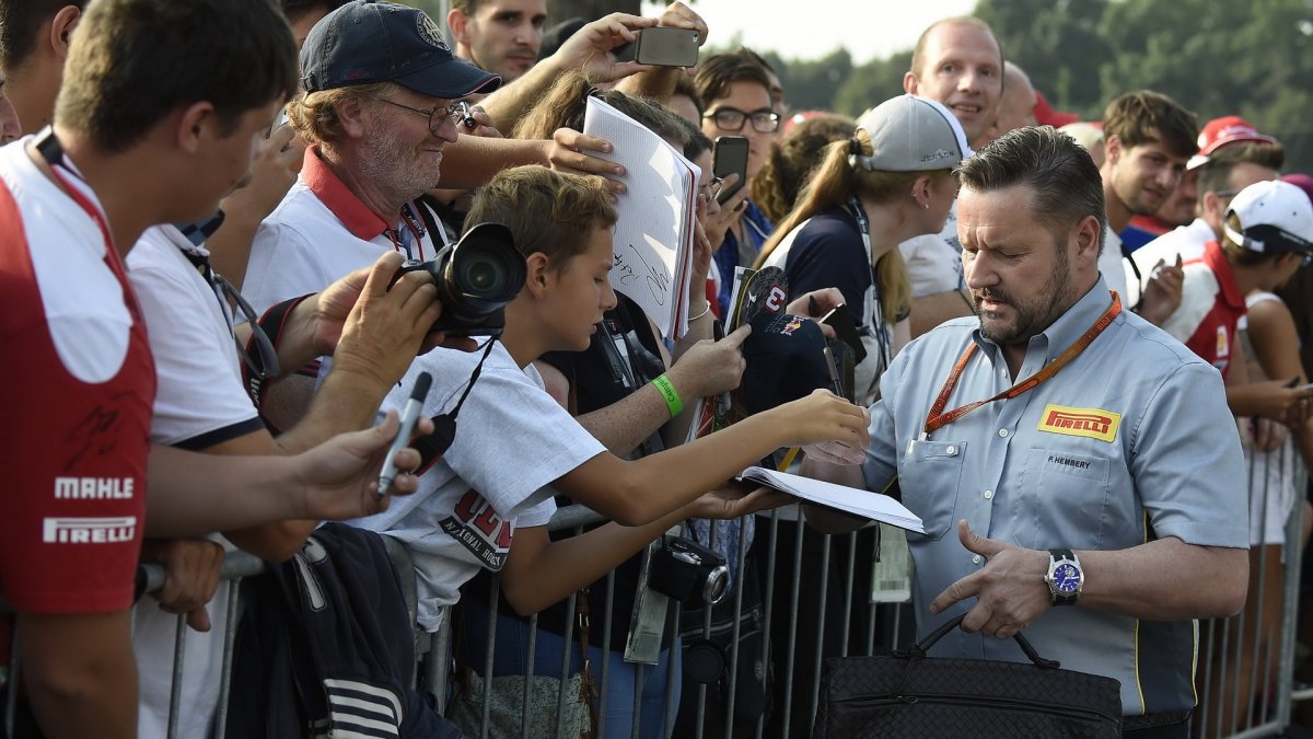 Paul Hembery při autogramiádě na Monze