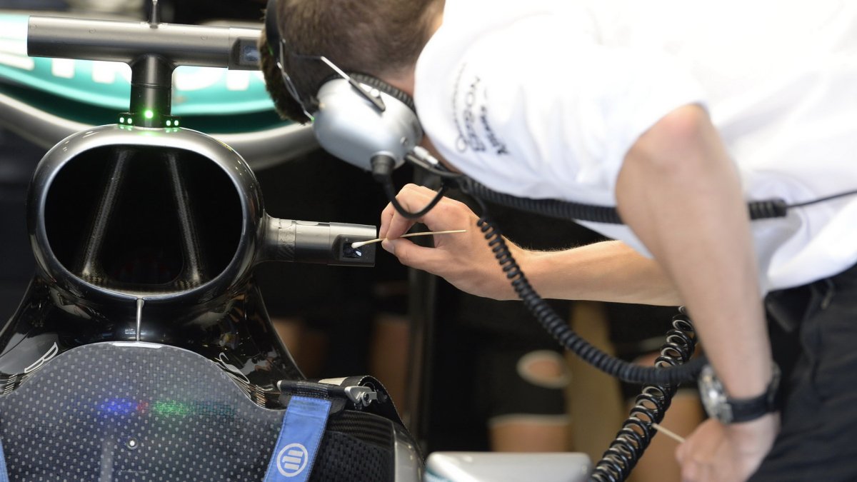 Čištění kameru na voze Mercedes v kvalifikaci na Monze