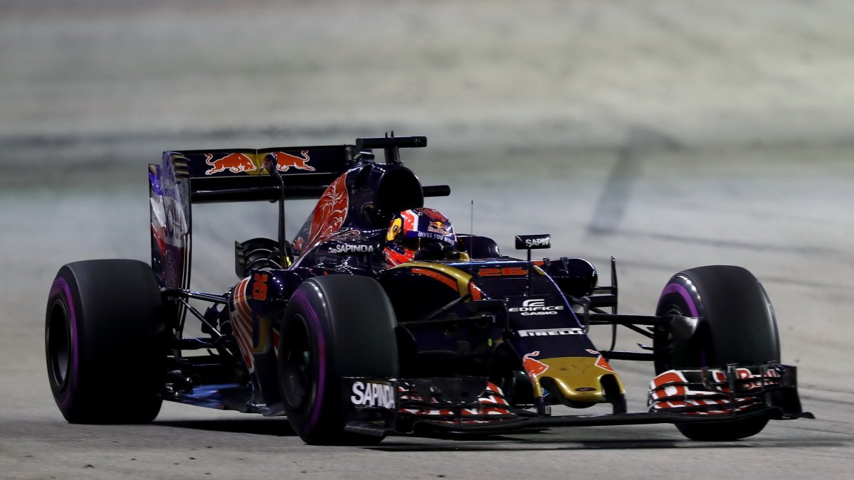 Daniil Kvjat v závodě v Singapuru