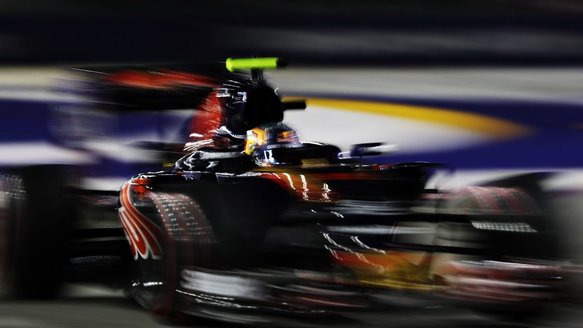 Carlos Sainz v závodě v Singapuru
