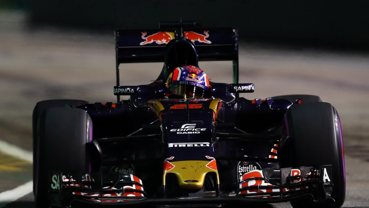 Daniil Kvjat v závodě v Singapuru