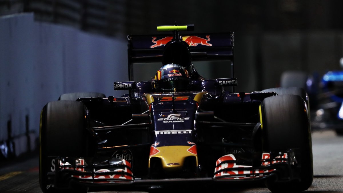 Carlos Sainz v závodě v Singapuru