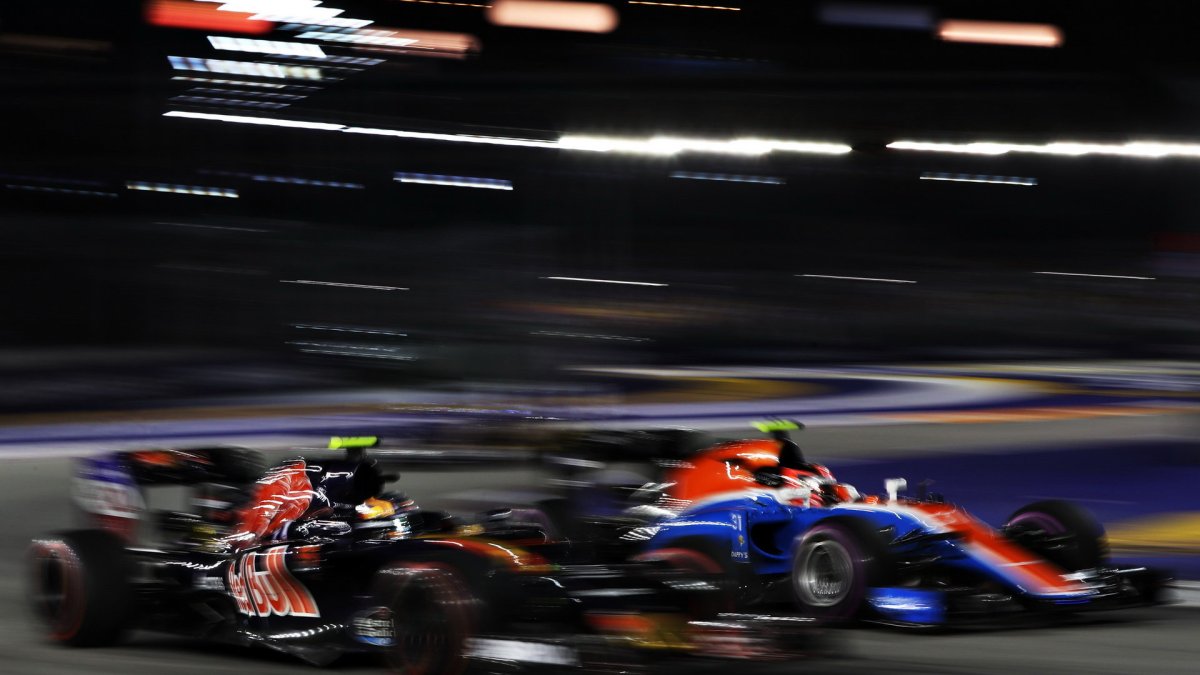 Carlos Sainz a Esteba Ocon při předjíždění v závodě v Singapuru