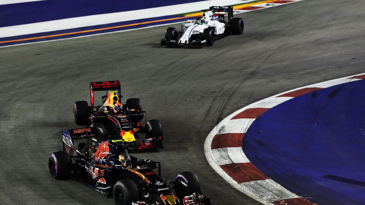 Carlos Sainz a Max Verstappen v závodě v Singapuru