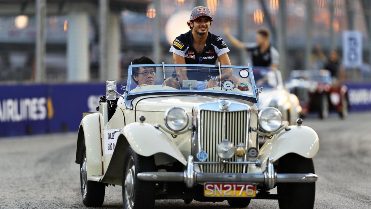 Carlos Sainz při prezentaci před závodem v Singapuru