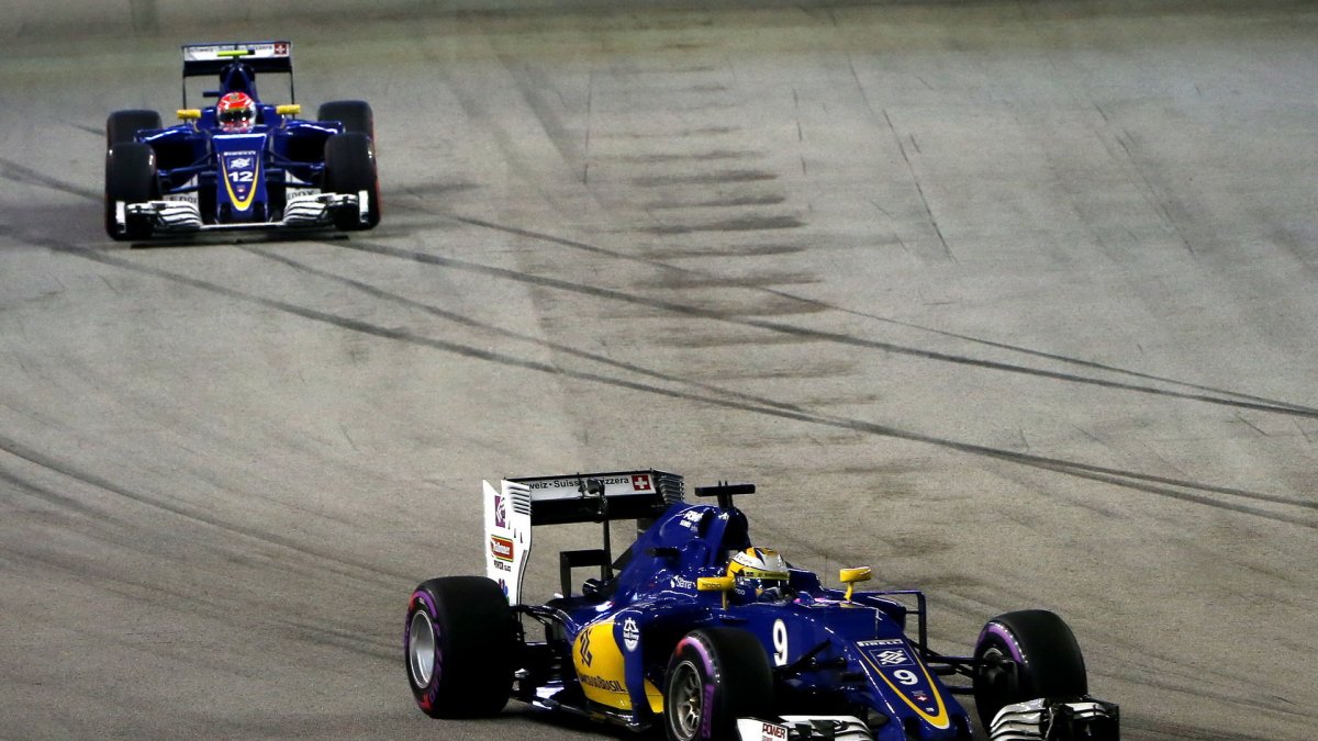 Marcus Ericsson a Felipe Nasr v závodě v Singapuru