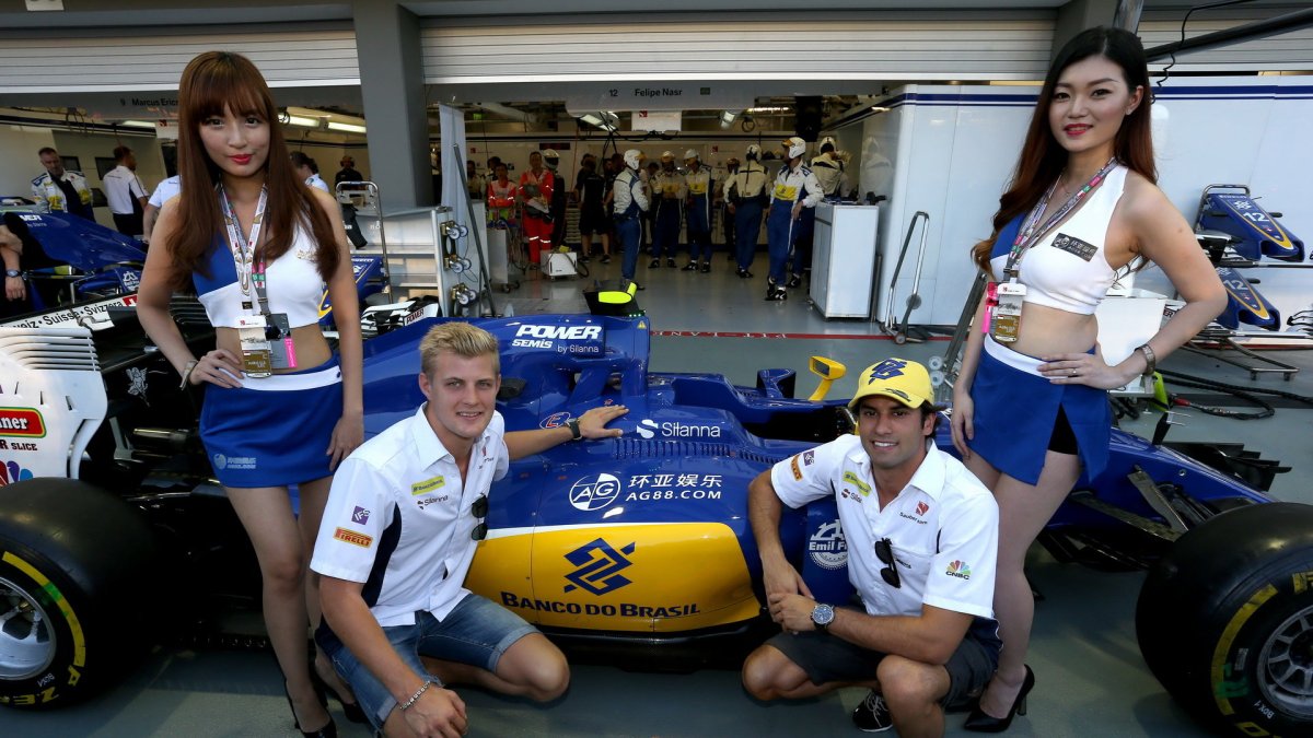 Felipe Nasr a Marcus Ericsson s pitbabes  v Singapuru