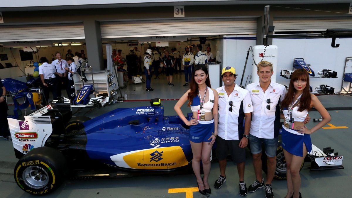 Felipe Nasr a Marcus Ericsson s pitbabes  v Singapuru