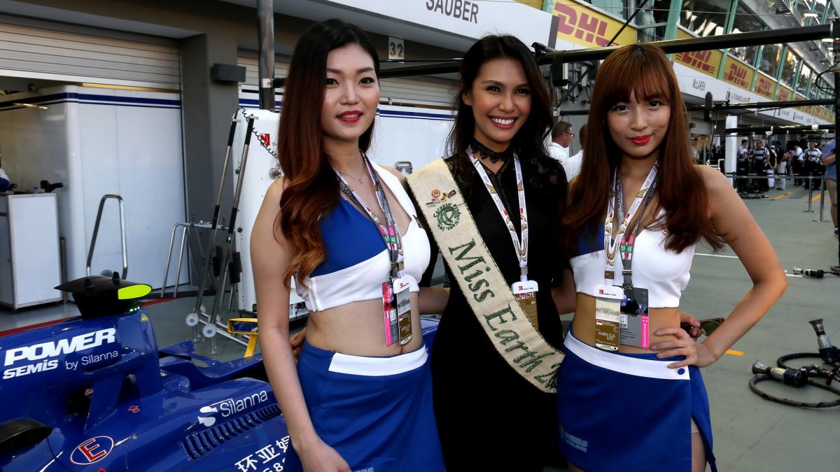 Pitbabes s Miss Earth u Sauberu v Singapuru