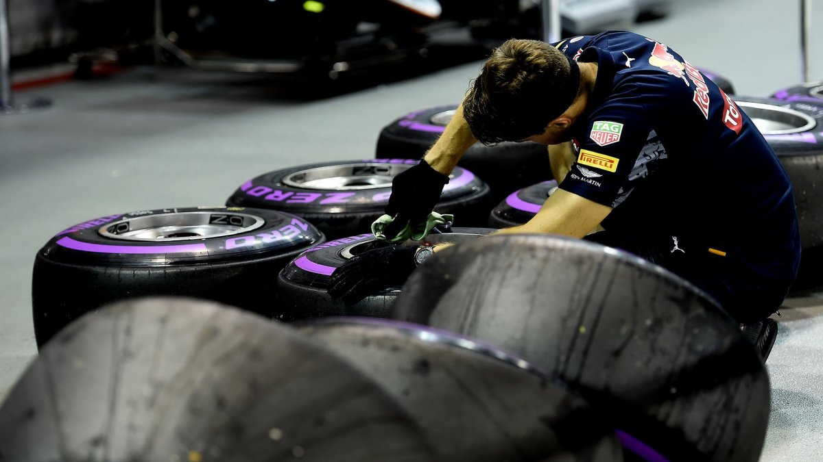 Příprava ultra-měkkých pneumatik Pirelli před závodem v Singapuru