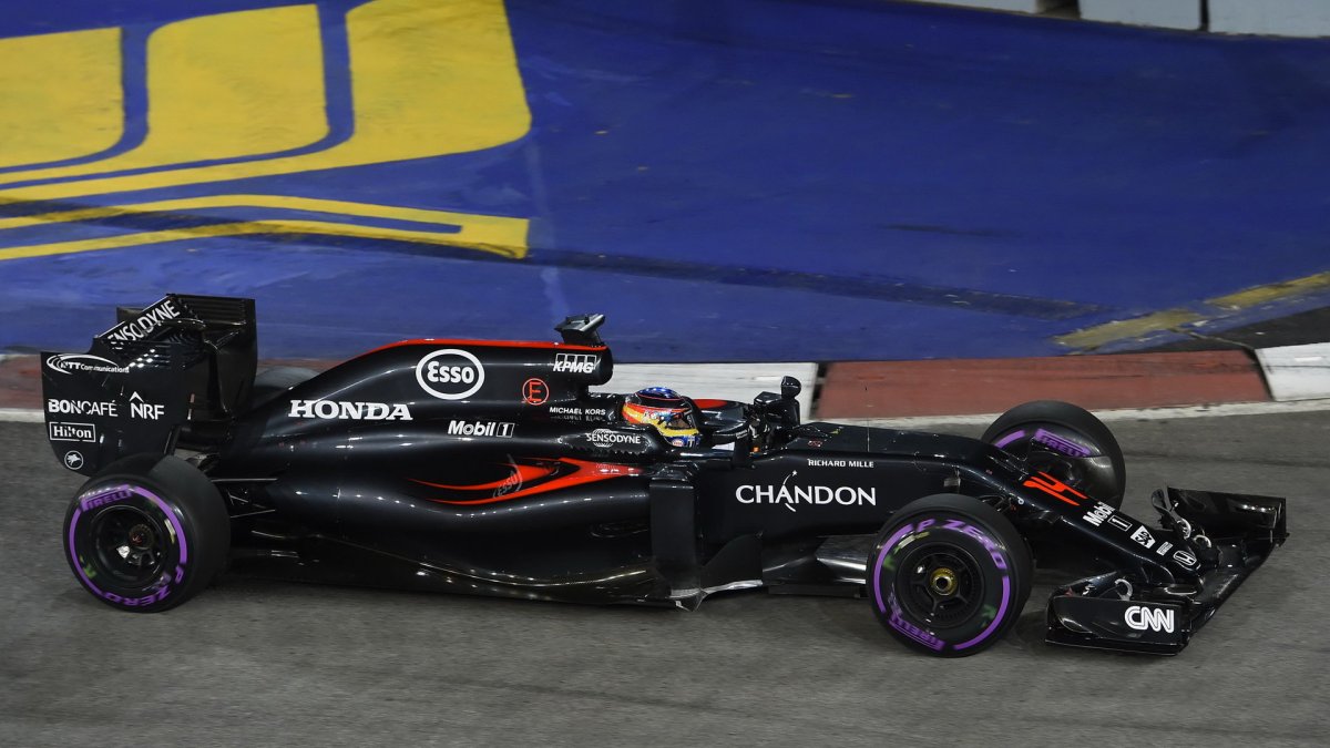 Fernando Alonso v závodě v Singapuru