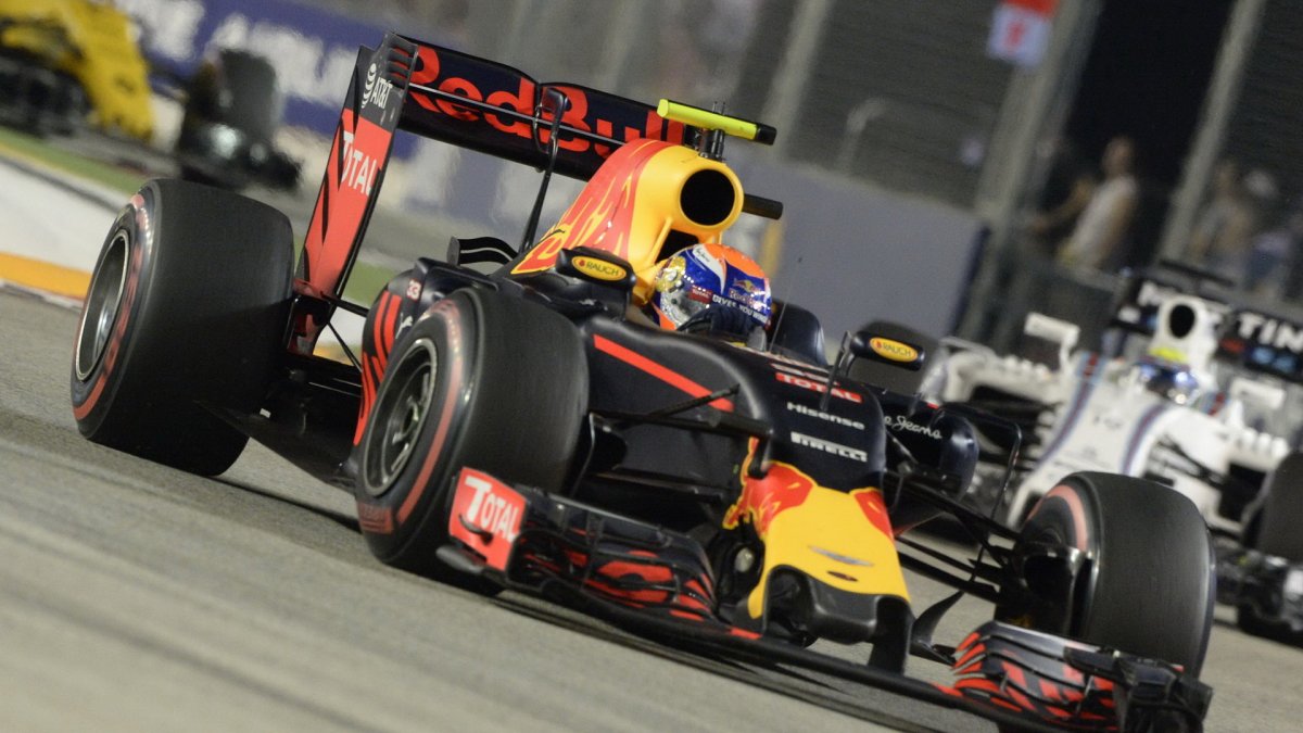 Max Verstappen v závodě v Singapuru