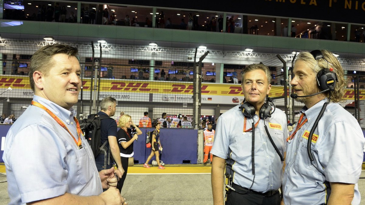Paul Hembery se svými kolegy před závodem v Singapuru