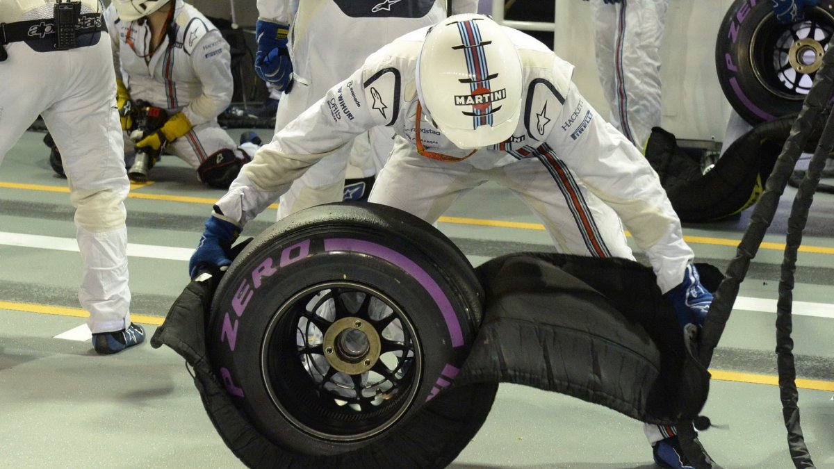 Mechani Williamsu připravuje ultra-měkkou pneumatiku v závodě v Singapuru
