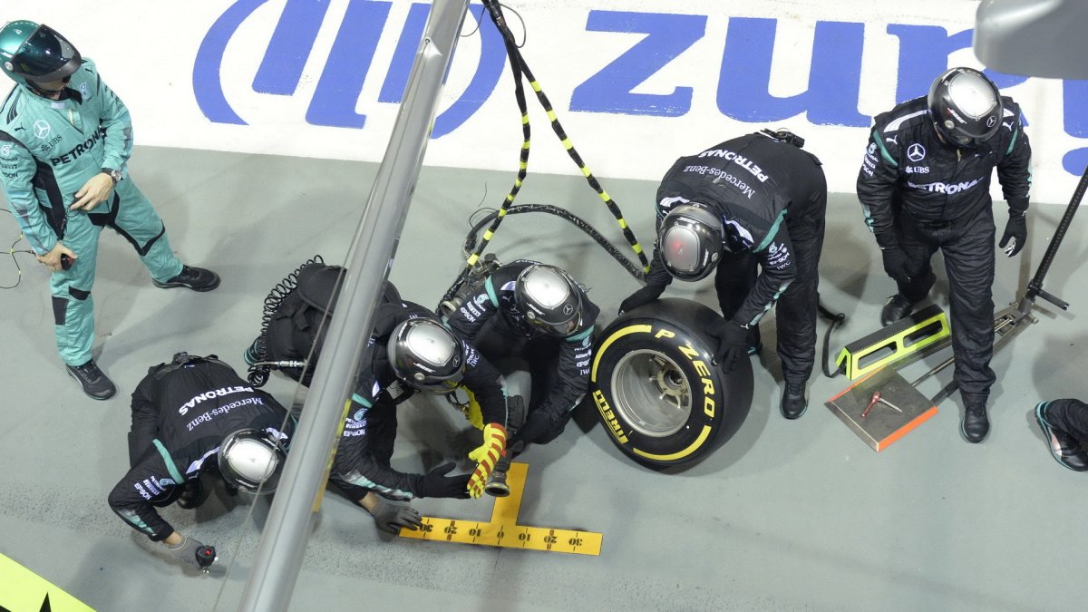 Připraveni mechanici Mercedesu v závodě v Singapuru