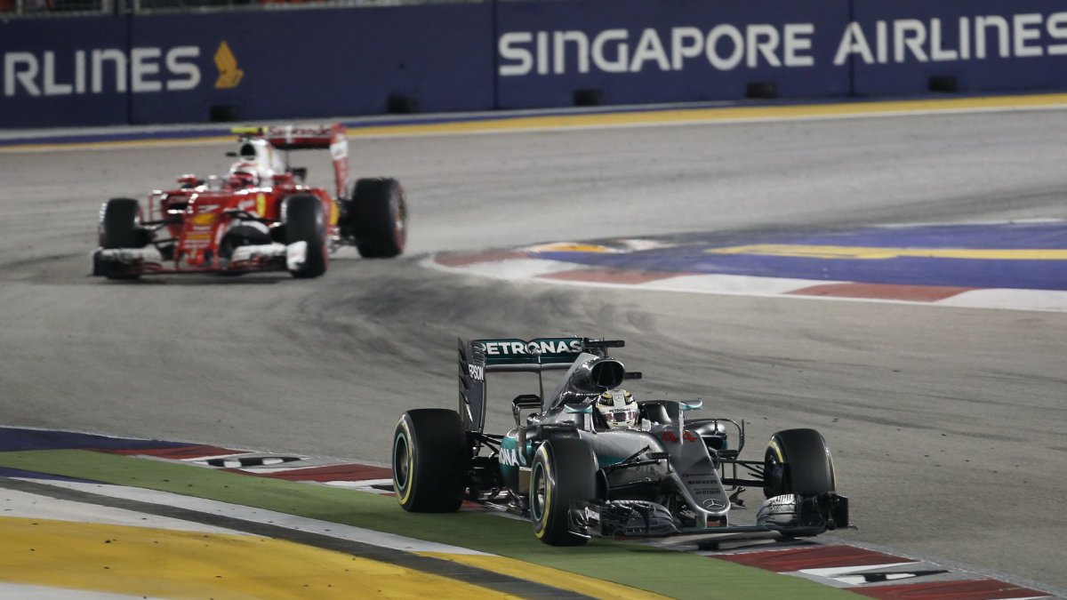 Lewis Hamilton v závodě v Singapuru