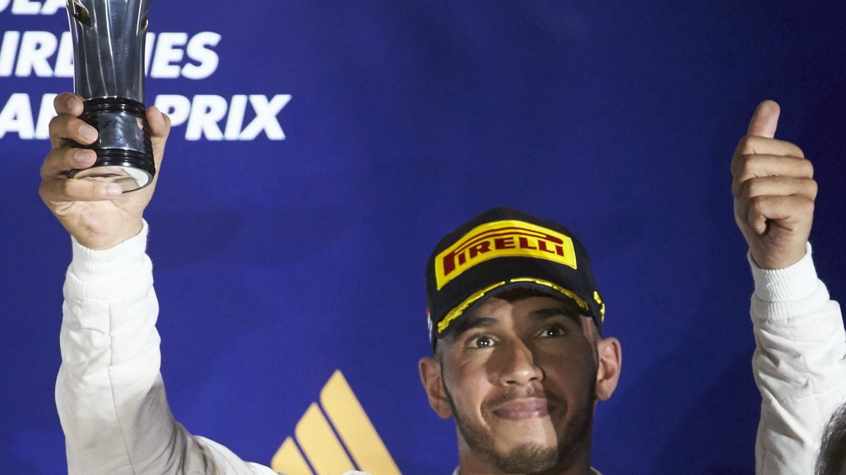 Lewis Hamilton na pódiu po závodě v Singapuru