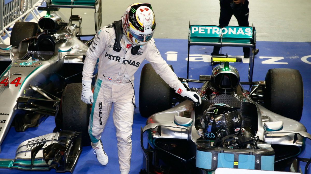 Lewis Hamilton gratuluje Nicovi Rosbergovi po závodě v Singapuru