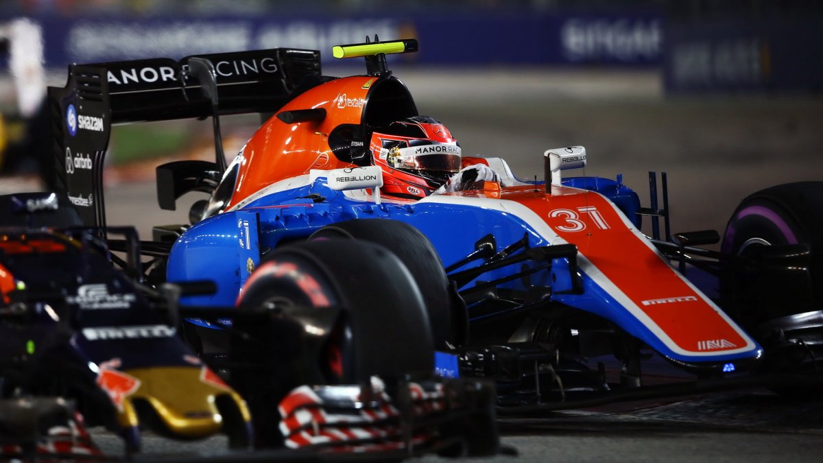 Esteban Ocon v závodě v Singapuru