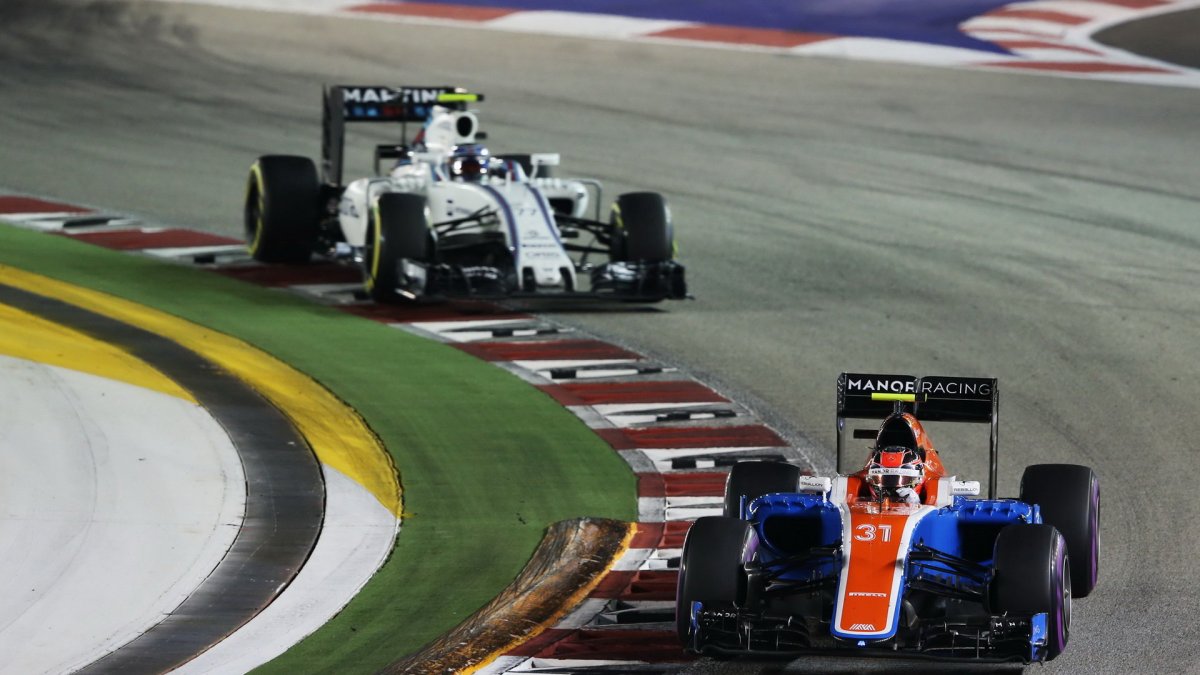 Esteban Ocon a Valtteri Bottas v závodě v Singapuru
