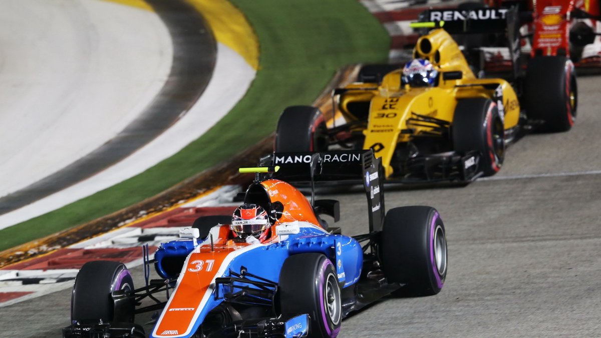 Esteban Ocon a Jolyon Palmer v závodě v Singapuru