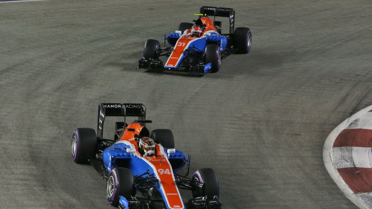 Pascal Wehrlein a Esteban Ocon v závodě v Singapuru