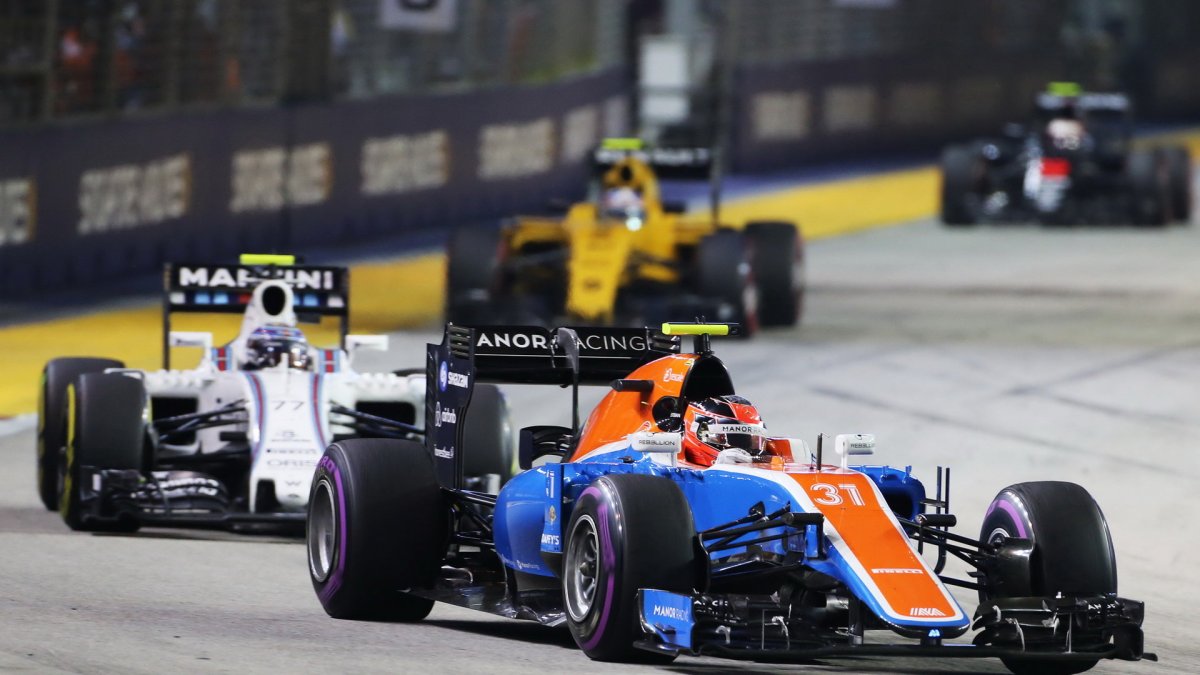Esteban Ocon a Valtteri Bottas v závodě v Singapuru