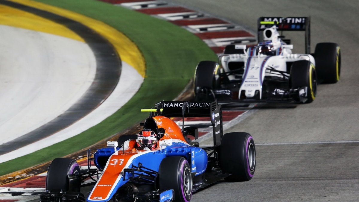 Esteban Ocon a Valtteri Bottas v závodě v Singapuru