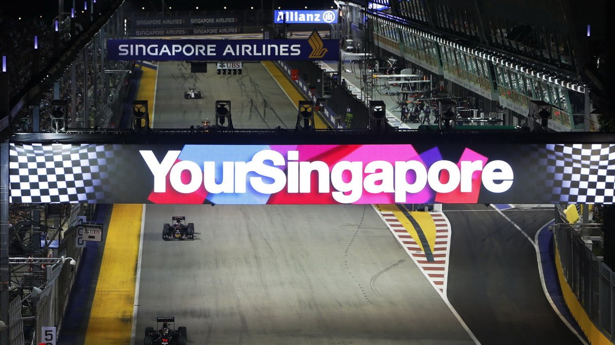 Fernando Alonso v závodě v Singapuru
