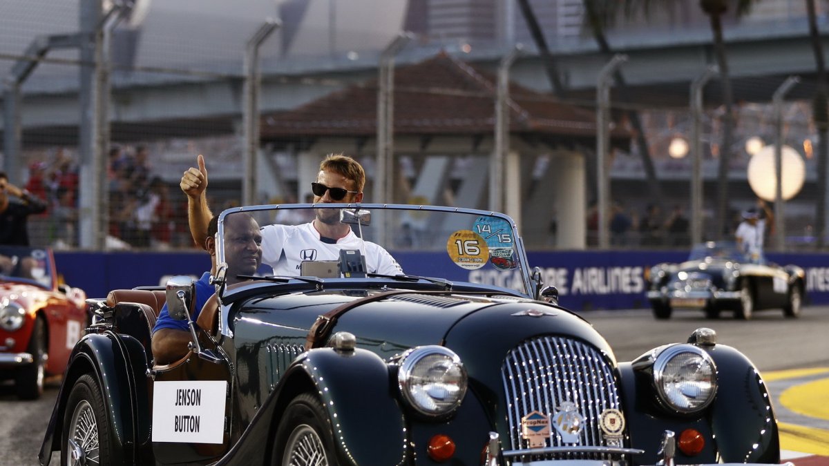 Jenson Button při prezentaci před závodem v Singapuru