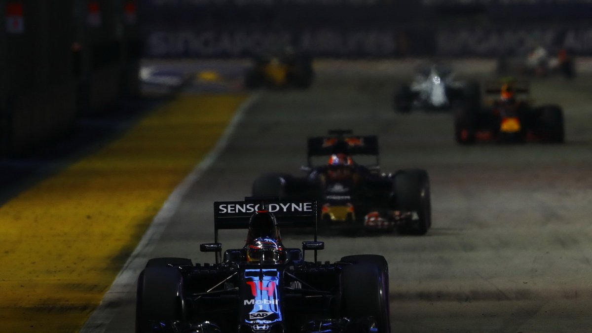 Fernando Alonso v závodě v Singapuru