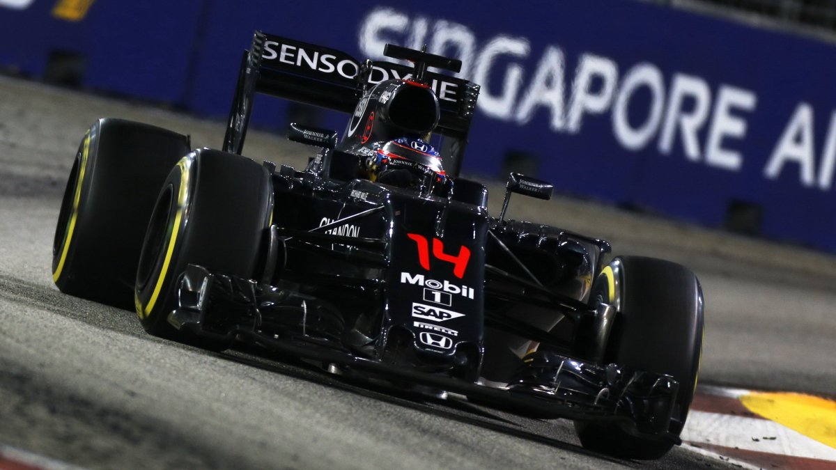 Fernando Alonso v závodě v Singapuru