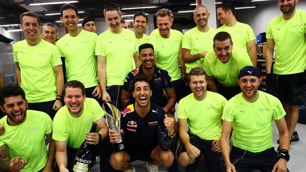 Daniel Ricciardo slaví se svými mechaniky po závodě v Singapuru