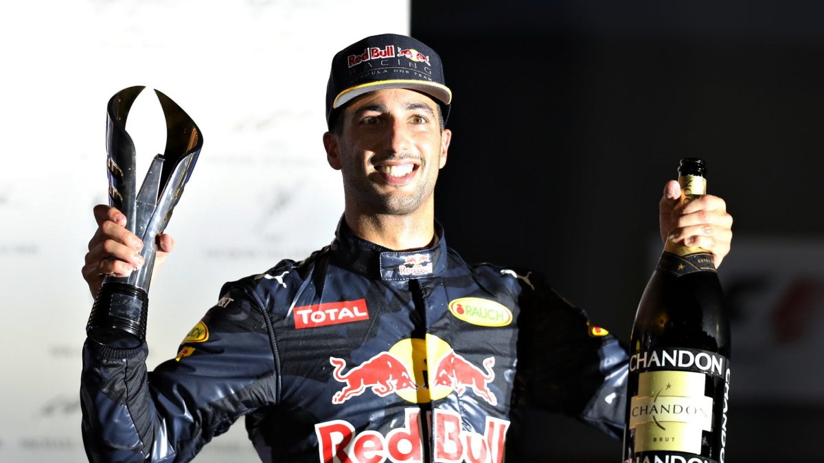 Daniel Ricciardo slaví na pódiu po závodě v Singapuru