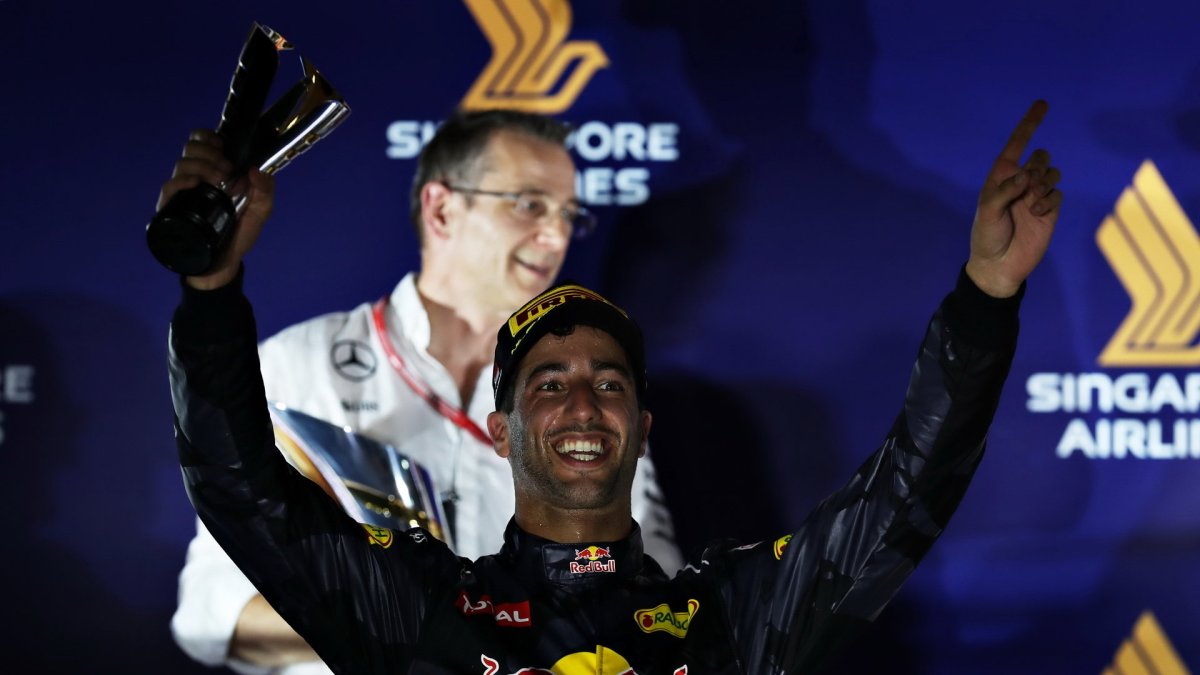 Daniel Ricciardo slaví na pódiu po závodě v Singapuru