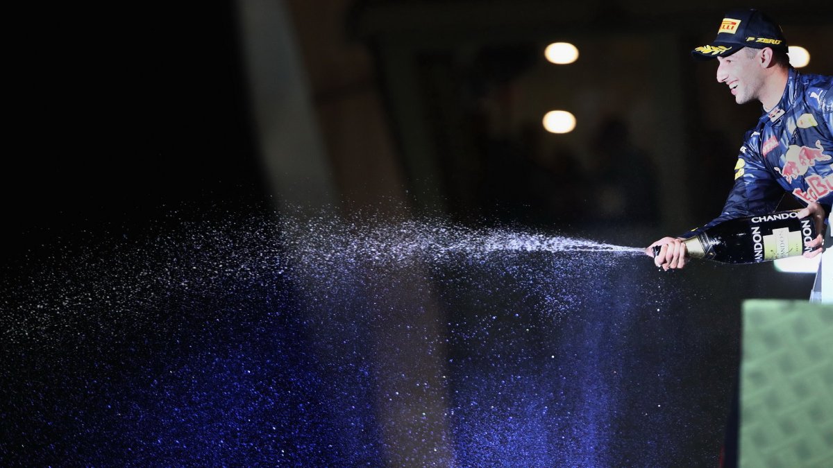 Daniel Ricciardo slaví na pódiu po závodě v Singapuru