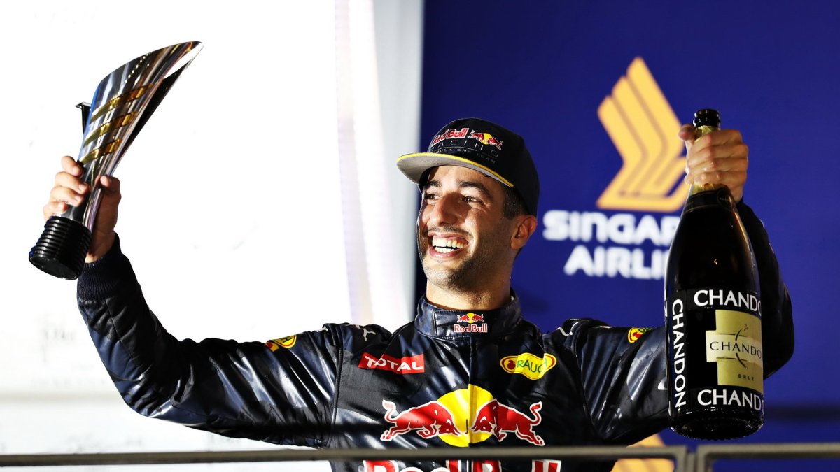 Daniel Ricciardo slaví na pódiu po závodě v Singapuru