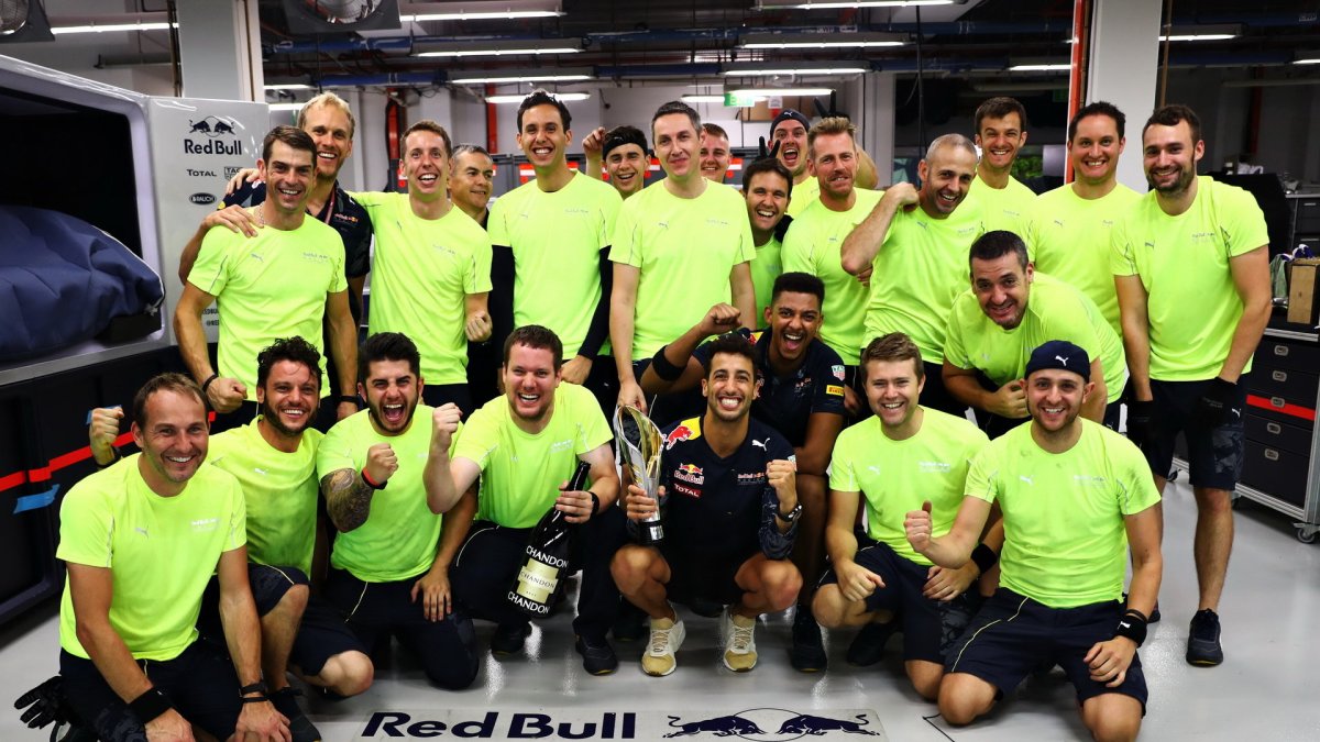 Daniel Ricciardo slaví se svými mechaniky po závodě v Singapuru