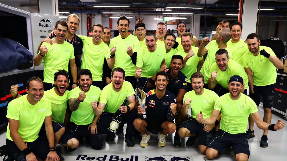 Daniel Ricciardo slaví se svými mechaniky po závodě v Singapuru