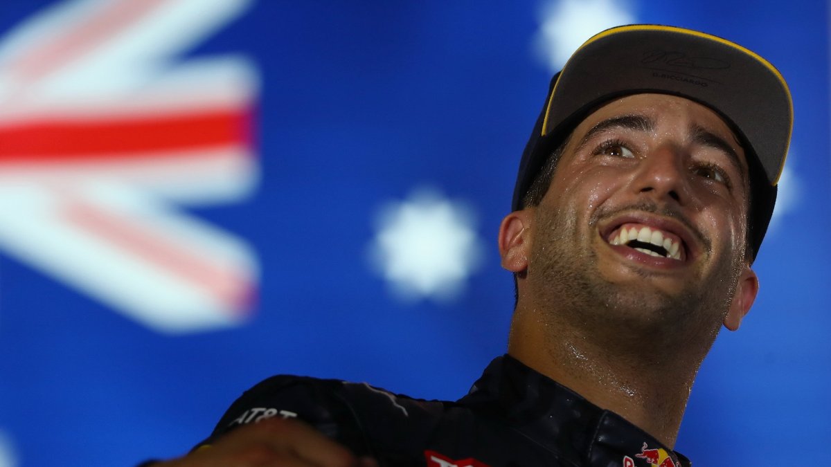 Daniel Ricciardo slaví na pódiu po závodě v Singapuru