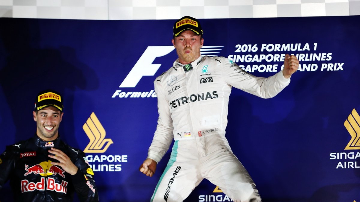 Daniel Ricciardo a Nico Rosberg na pódiu po závodě v Singapuru