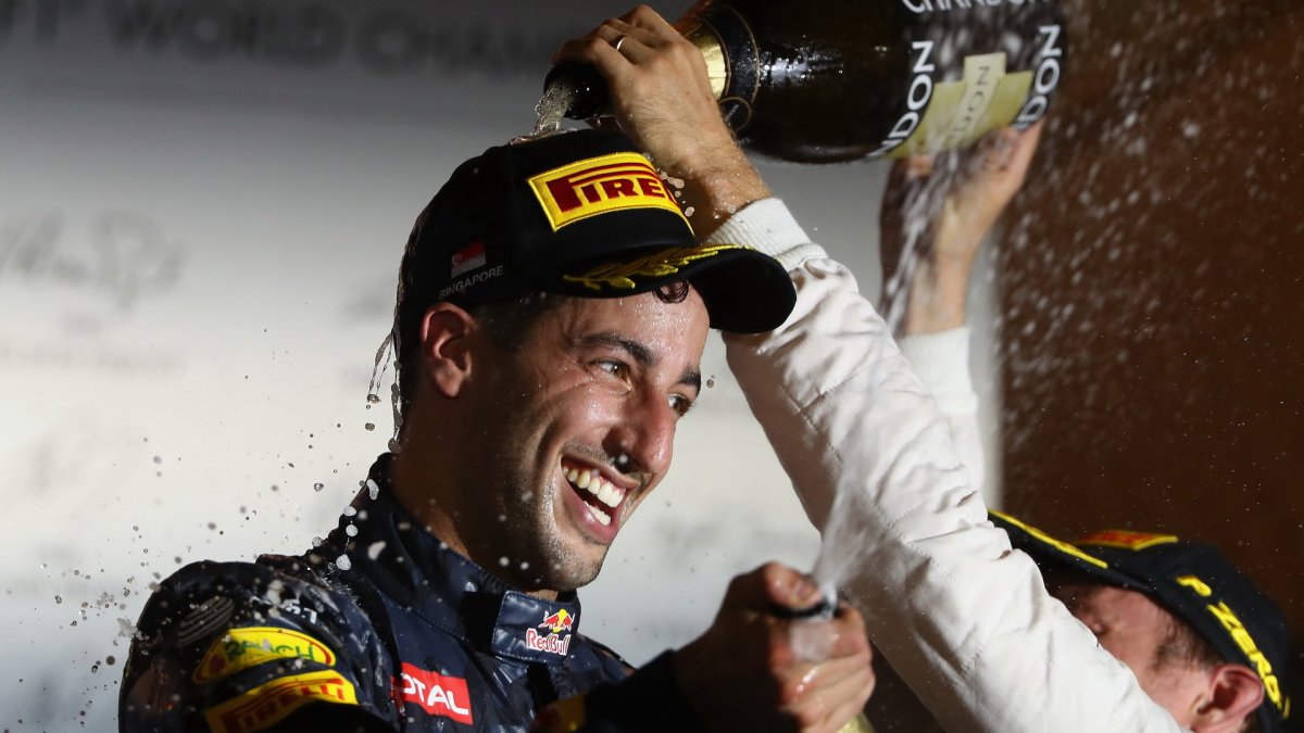 Daniel Ricciardo slaví na pódiu po závodě v Singapuru