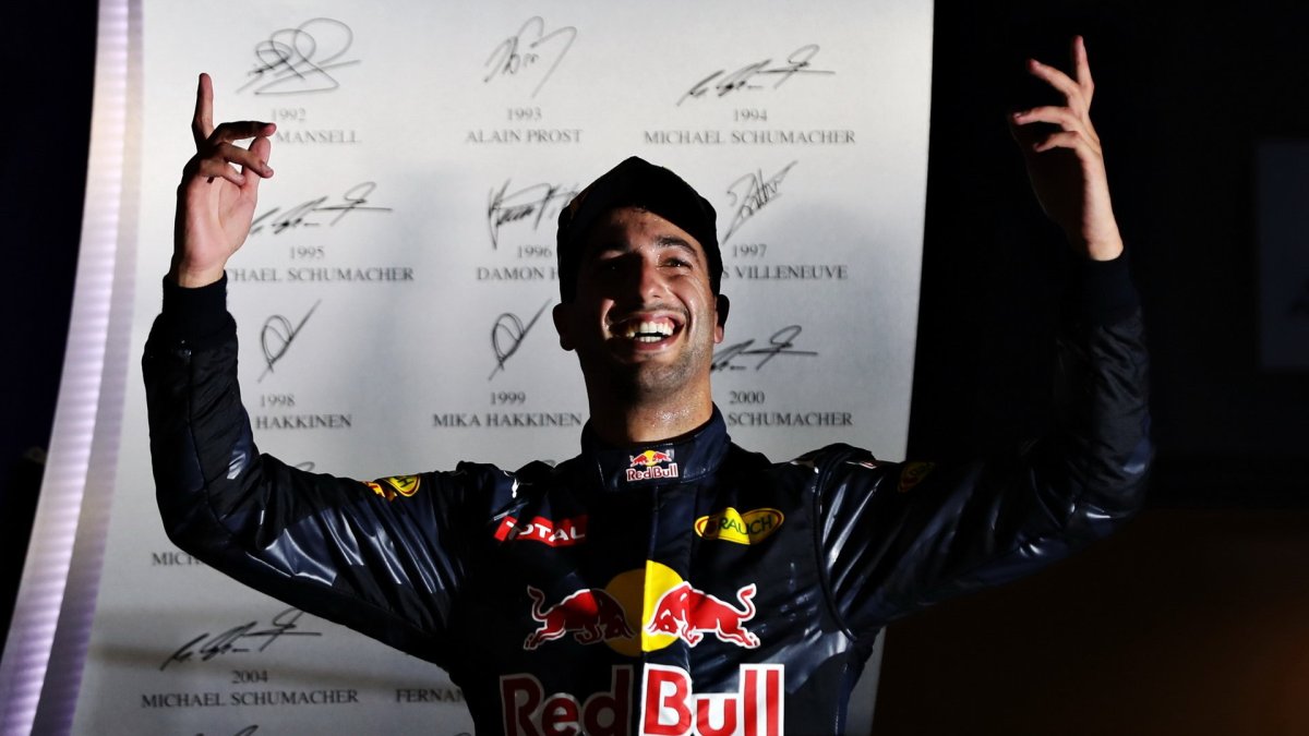 Daniel Ricciardo slaví na pódiu po závodě v Singapuru