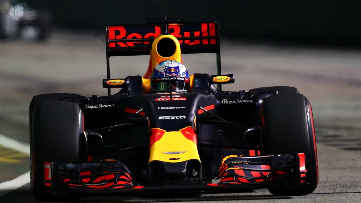 Daniel Ricciardo v závodě v Singapuru