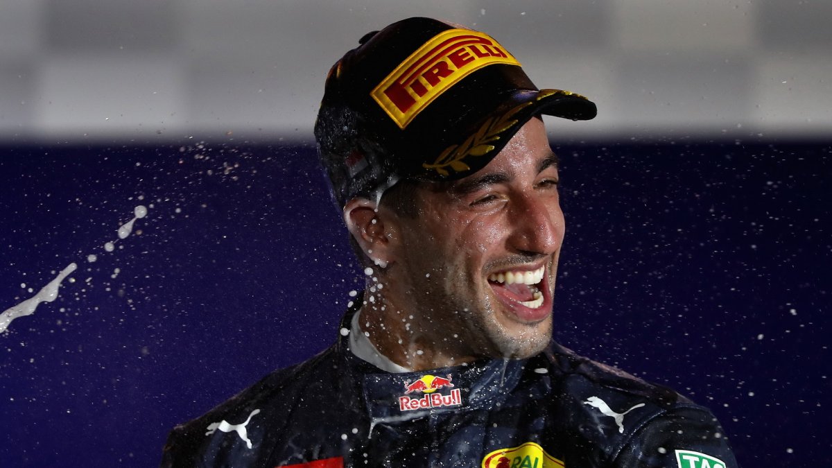 Daniel Ricciardo slaví na pódiu po závodě v Singapuru