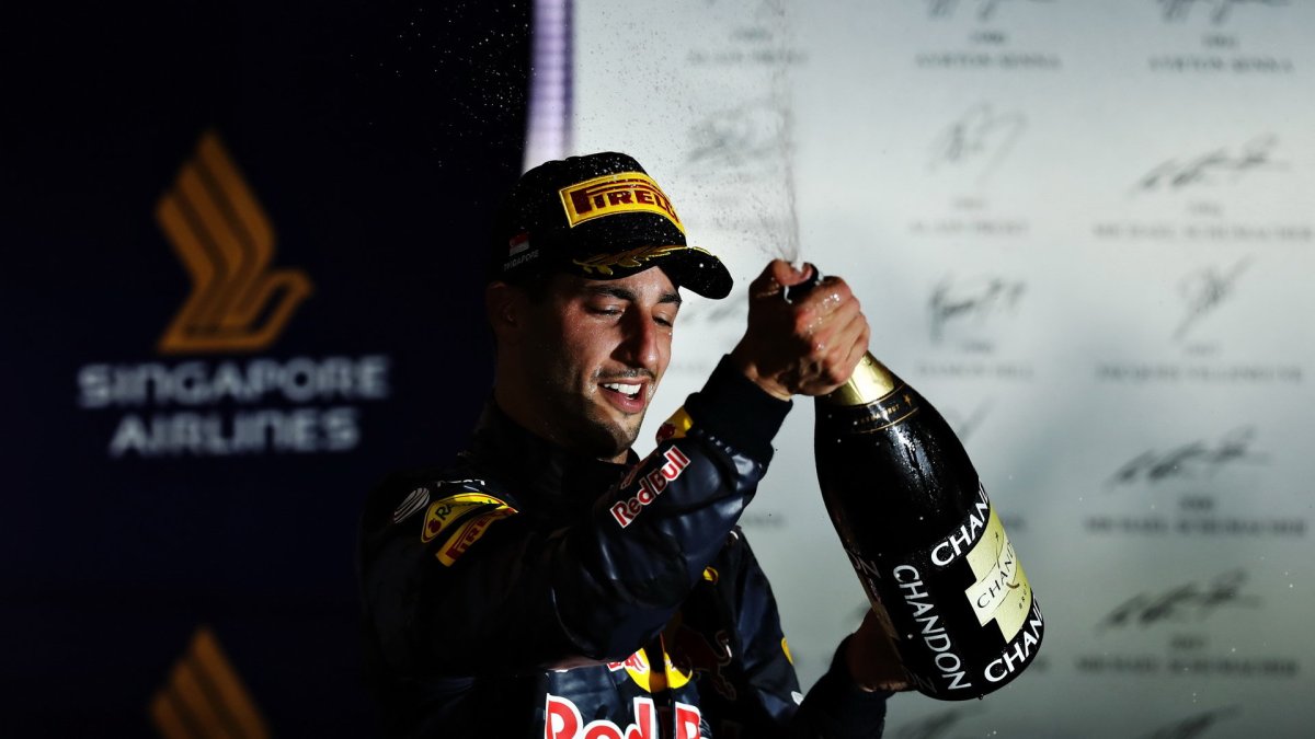 Daniel Ricciardo slaví na pódiu po závodě v Singapuru