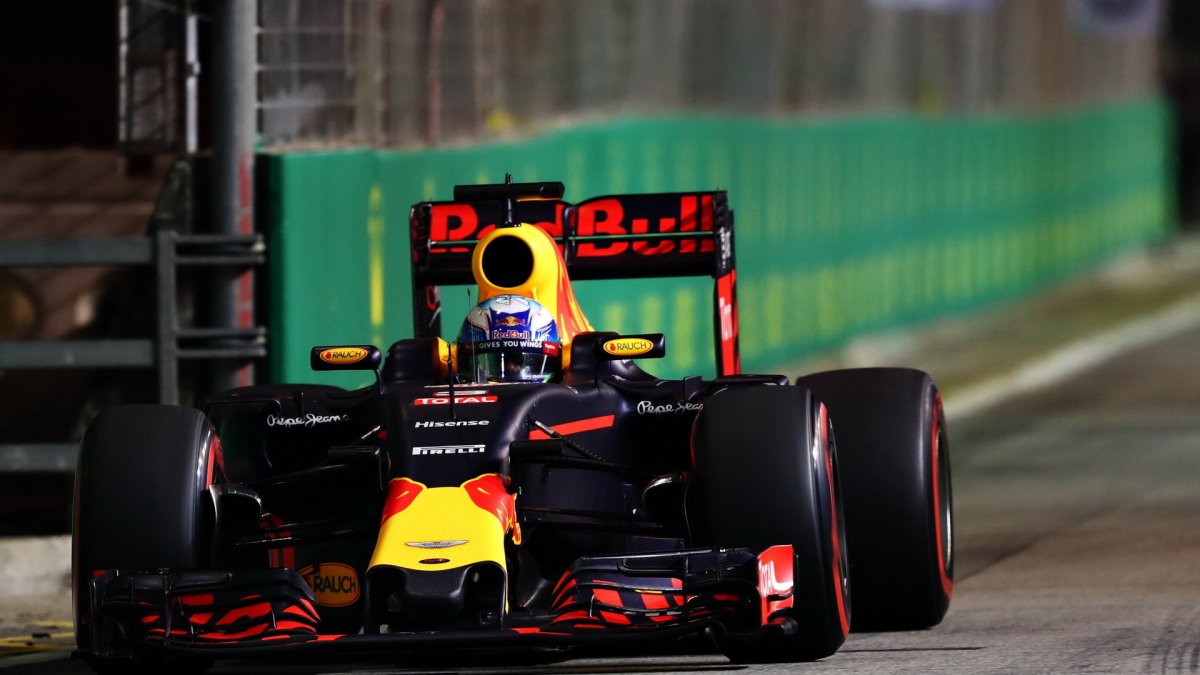 Daniel Ricciardo v závodě v Singapuru