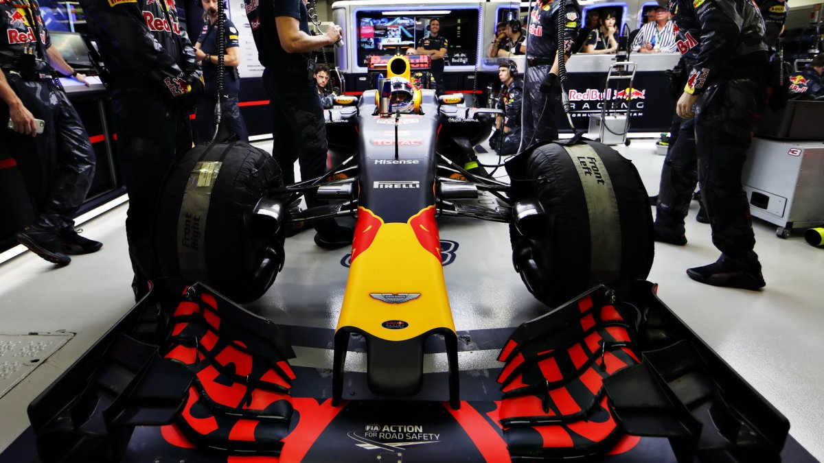Přední křídlo vozu Red Bull RB12 - Renault v Singapuru