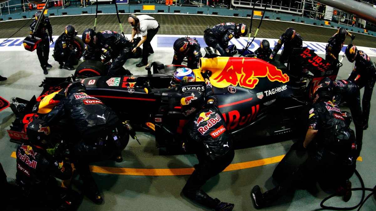 Daniel Ricciardo v závodě v Singapuru